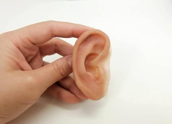 بررسی مهم ترین نکات استفاده از پروتز گوش مصنوعی